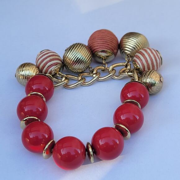 Vintage red bead charm bracelet 80s 90s gold tone bold statement jewelry - Picture 3 of 10